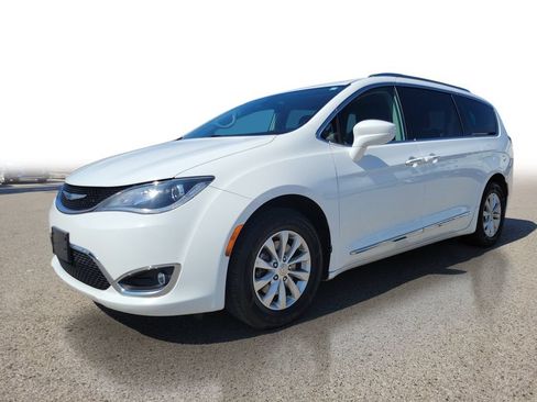 Used 2019 Chrysler Pacifica Touring-L FWD image 2