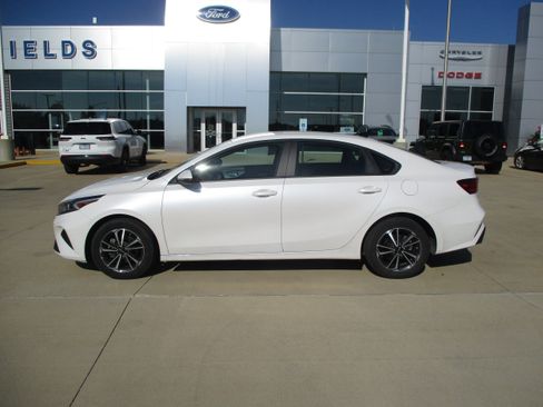 Used 2024 Kia Forte LXS w/ LXS Technology Package FWD image 3