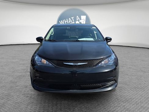 Used 2023 Chrysler Voyager LX FWD image 9