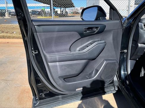 Used 2024 Toyota Highlander XLE image 24