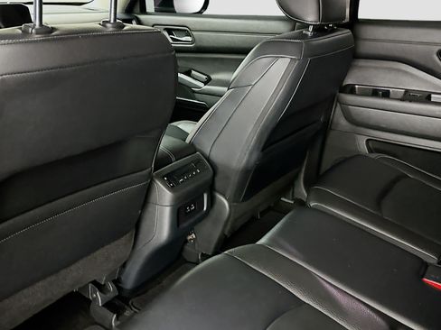 Used 2023 Nissan Pathfinder SL AWD/4WD image 28