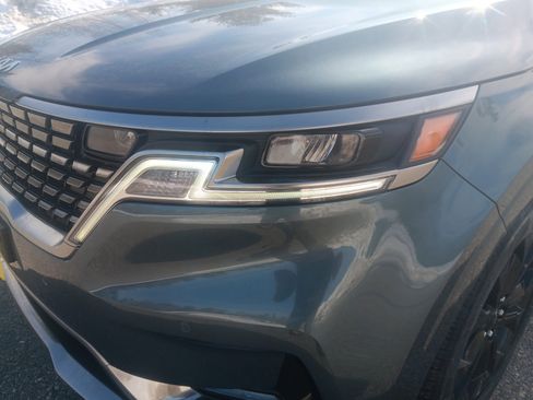 Used 2023 Kia Carnival SX image 9