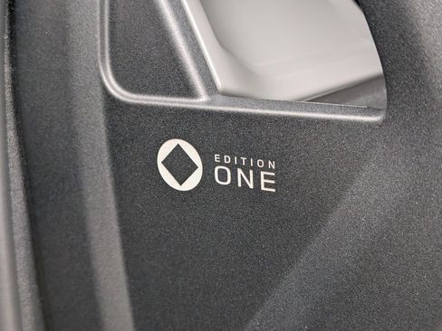 Used 2025 Land Rover Defender 110 image 32