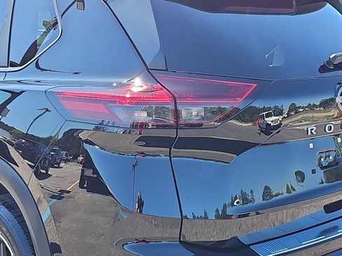 Used 2025 Nissan Rogue SV w/ SV Premium Package FWD image 38