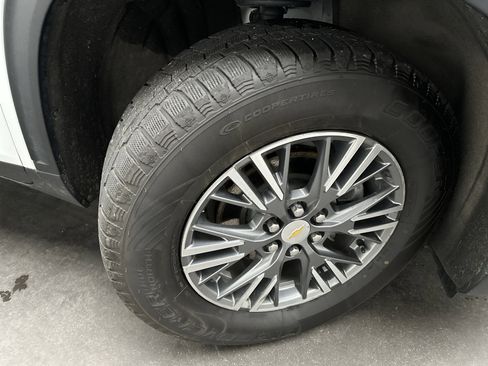 Used 2025 Chevrolet Traverse LT FWD image 11