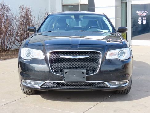 Used 2019 Chrysler 300 Touring L w/ Quick Order Package 22F image 2