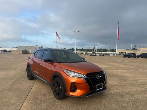 Used 2023 Nissan Kicks SR w/ SR Premium Package FWD image 1