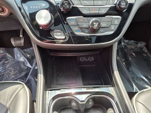 Certified 2025 Chrysler Pacifica Limited FWD image 23