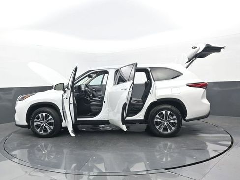 Used 2022 Toyota Highlander XLE image 34
