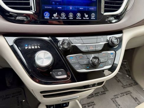 Used 2017 Chrysler Pacifica Touring-L FWD image 28