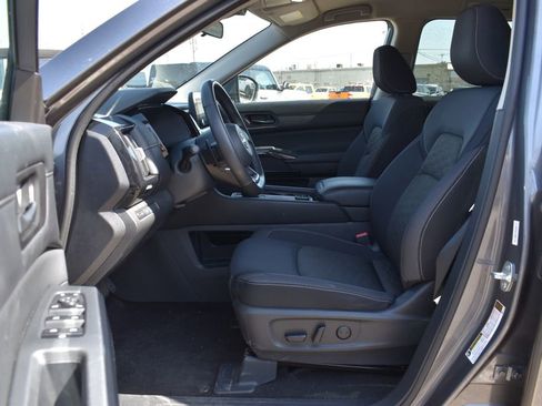 Used 2024 Nissan Pathfinder SV image 9