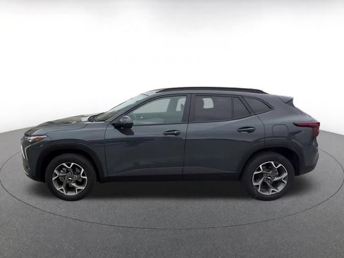 Used 2025 Chevrolet Trax LT w/ LT Convenience Package FWD image 9
