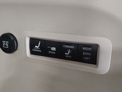 Used 2019 Chrysler Pacifica Limited image 26