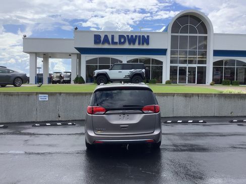 Used 2017 Chrysler Pacifica Touring-L FWD image 6