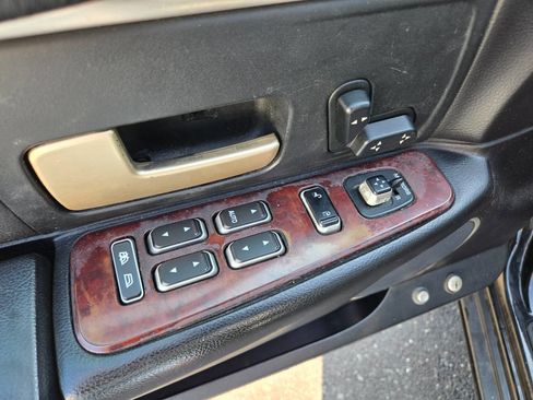 Used 2004 Lincoln Town Car Signature image 12