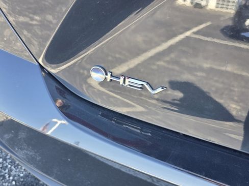 Used 2025 Toyota Camry SE w/ Convenience Package image 9