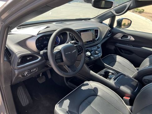 Used 2023 Chrysler Pacifica Limited w/ S Appearance Package FWD image 12