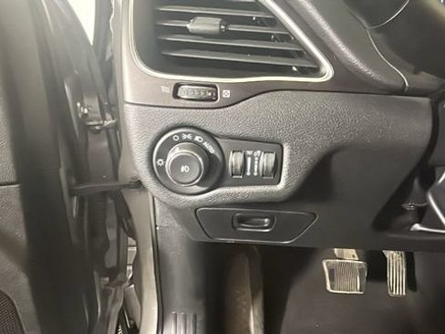 Used 2020 Jeep Cherokee Trailhawk w/ Cold Weather Group AWD/4WD image 18