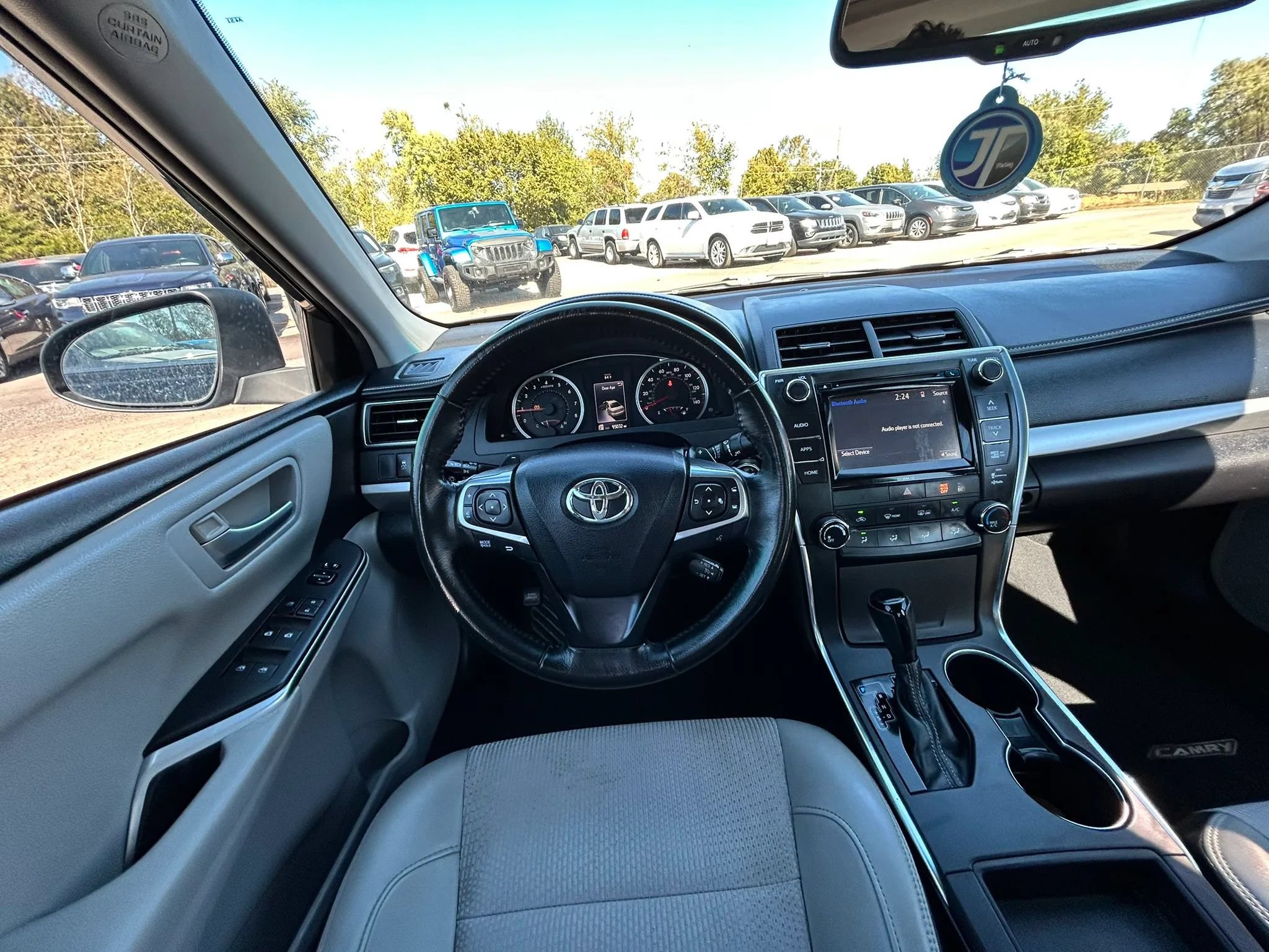 Used 2016 Toyota Camry SE w/ Moonroof Package FWD image 8