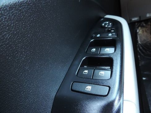 Used 2021 Hyundai Venue SEL FWD image 25
