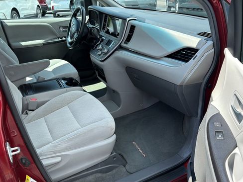 Used 2017 Toyota Sienna LE FWD image 10