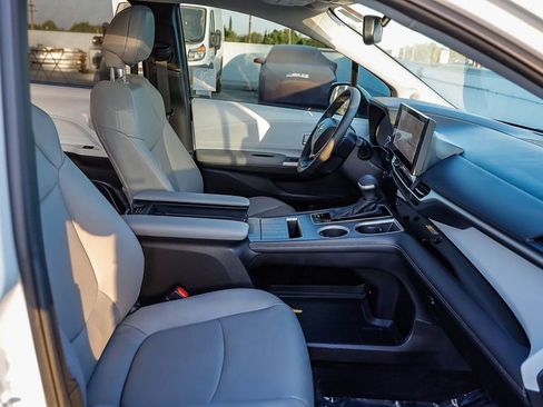 Used 2026 Toyota Sienna XLE FWD image 20