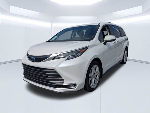 Used 2024 Toyota Sienna Platinum FWD image 6