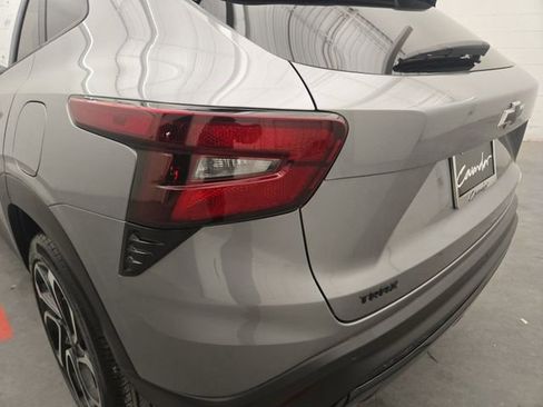 Certified 2025 Chevrolet Trax RS w/ Sunroof Package image 30