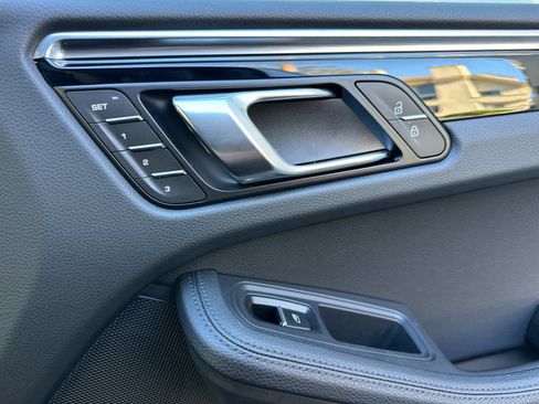 Certified 2025 Porsche Macan image 19
