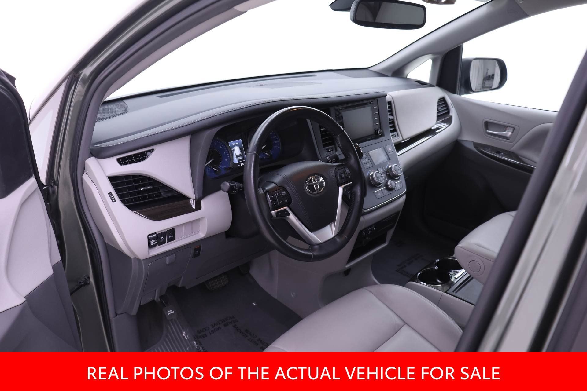 Used 2019 Toyota Sienna XLE w/ XLE Navigation Package FWD image 3
