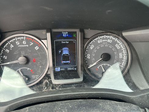 Used 2023 Toyota Tacoma TRD Off-Road w/ Technology Package AWD/4WD image 13