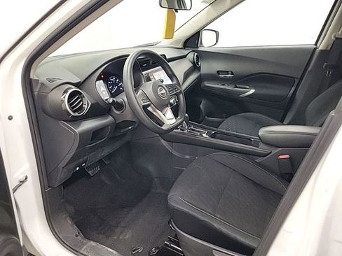 Used 2024 Nissan Kicks SV image 3