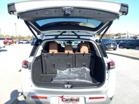 Used 2024 Nissan Pathfinder Platinum w/ Lighting Package (N93) image 9