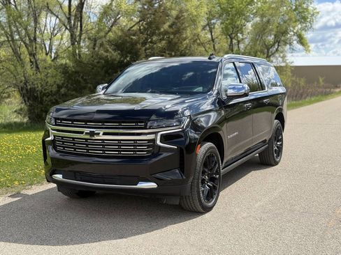 Used 2023 Chevrolet Suburban Premier AWD/4WD image 2