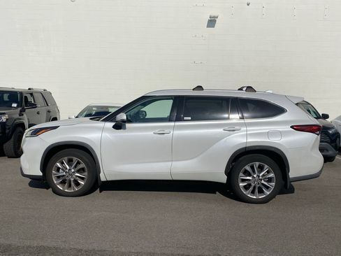 Used 2023 Toyota Highlander Limited FWD image 2