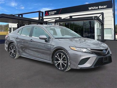 Used 2020 Toyota Camry SE image 1