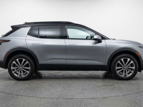 Used 2025 Chevrolet Equinox LT FWD image 11