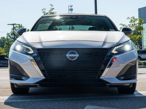 Used 2025 Nissan Altima 2.5 SV FWD image 2