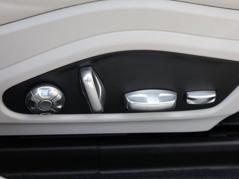 Used 2018 Porsche Panamera w/ Premium Package image 23