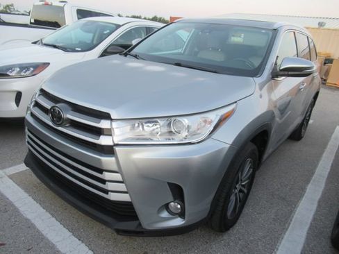 Used 2019 Toyota Highlander XLE FWD image 3