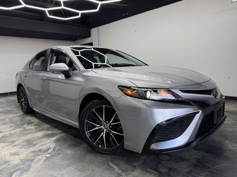 Used 2024 Toyota Camry SE FWD image 6