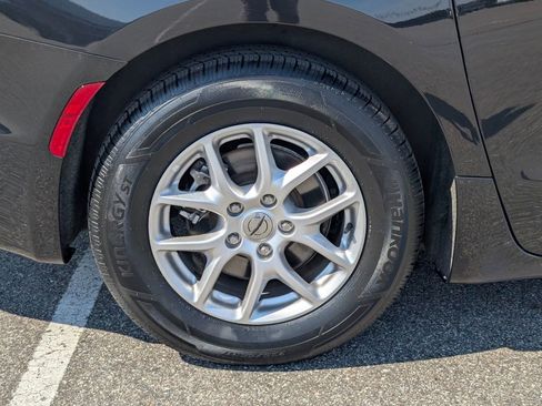 Used 2023 Chrysler Pacifica Touring-L image 36