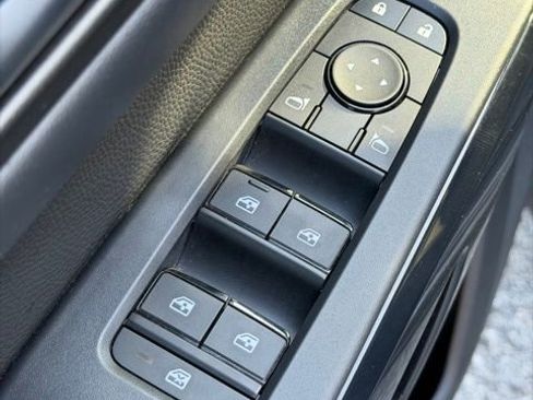 Used 2025 Nissan Pathfinder SV image 17