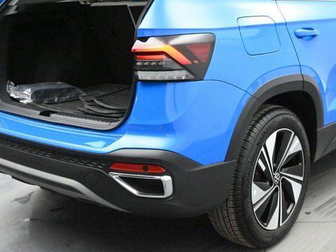Used 2025 Volkswagen Taos SE w/ Panoramic Sunroof Package image 13