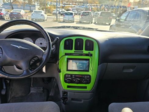 Used 2007 Chrysler Town & Country Touring image 9