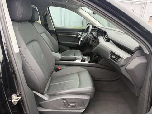 Used 2021 Audi e-tron Premium w/ Convenience Plus Package image 12