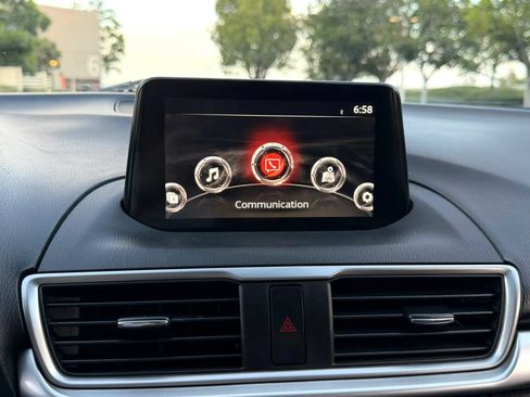 Used 2018 MAZDA MAZDA3 Touring FWD image 15