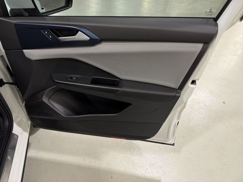 Certified 2023 Volkswagen Taos SE FWD image 38