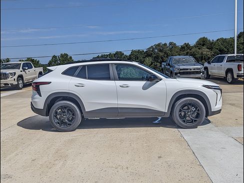 New 2026 Chevrolet Trax LT w/ Driver Confidence Package FWD image 6