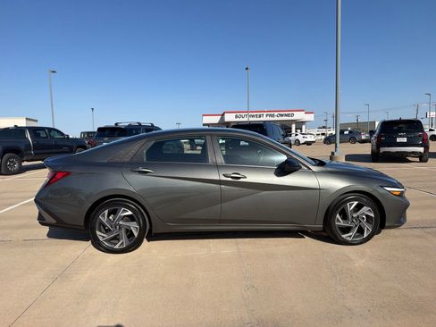 Used 2025 Hyundai Elantra Sport FWD image 4